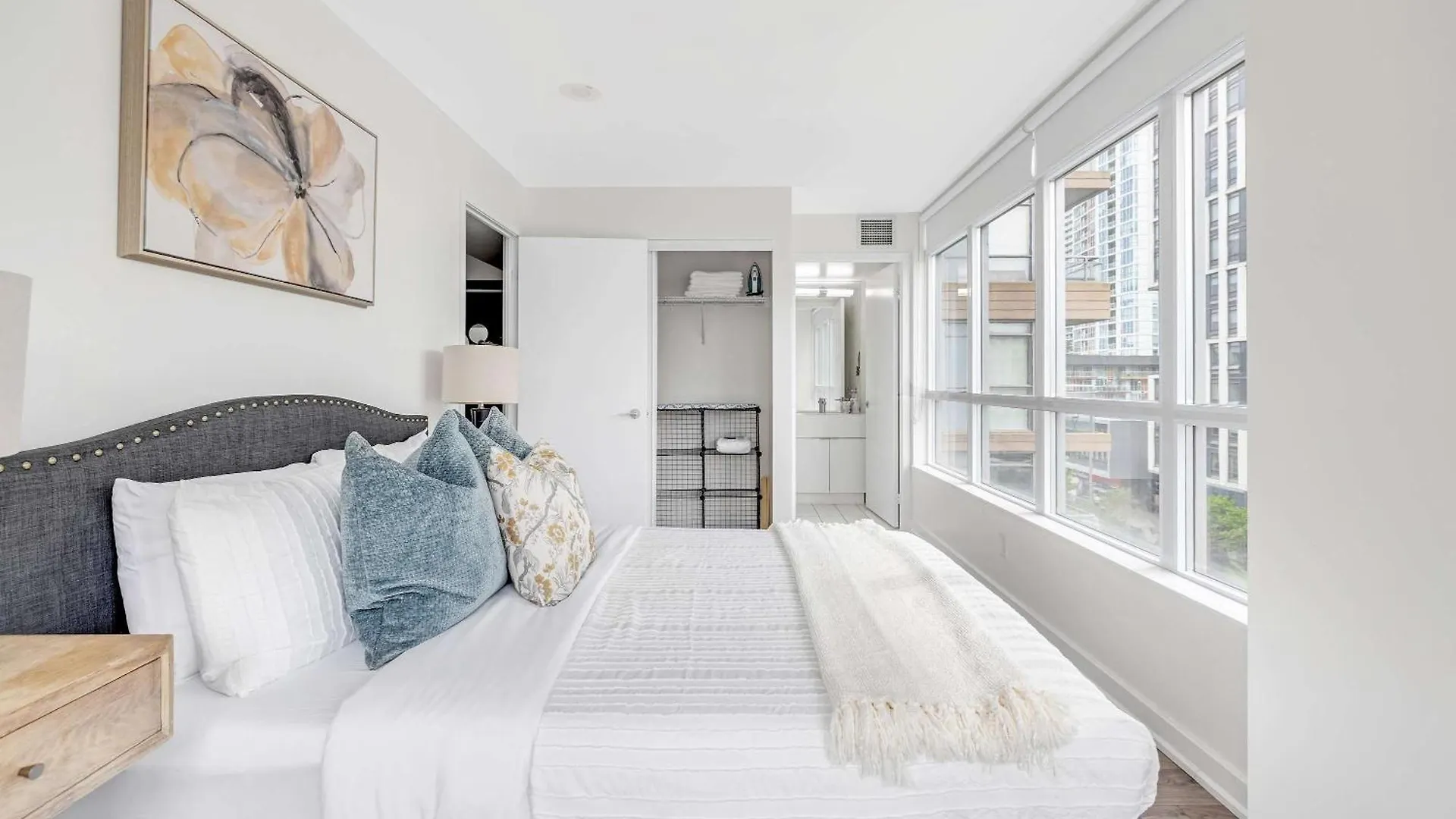 Downtown Oasis Top Location & Free Parking Apartment Toronto Canada