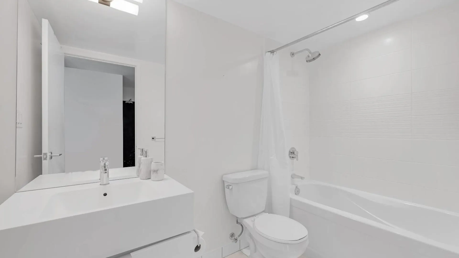 Downtown Oasis Top Location & Free Parking Apartment Toronto