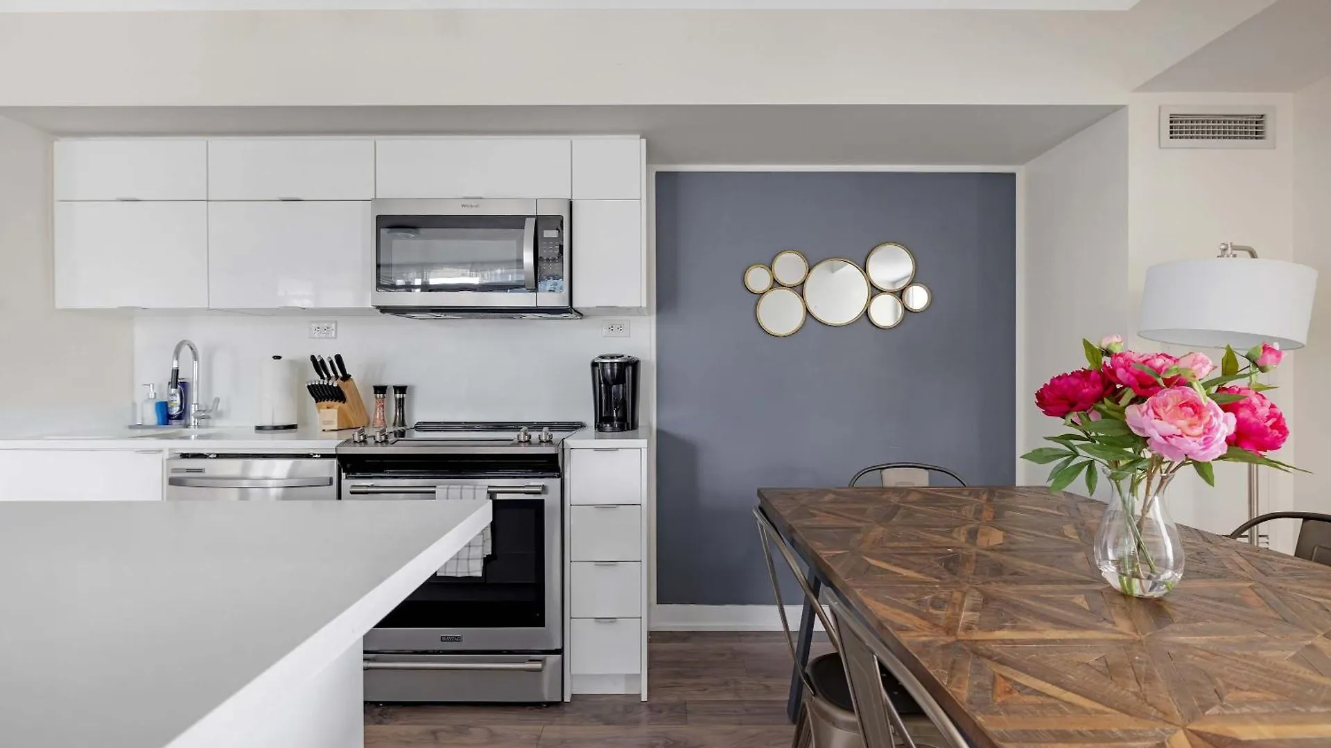 Downtown Oasis Top Location & Free Parking Apartment Toronto Canada