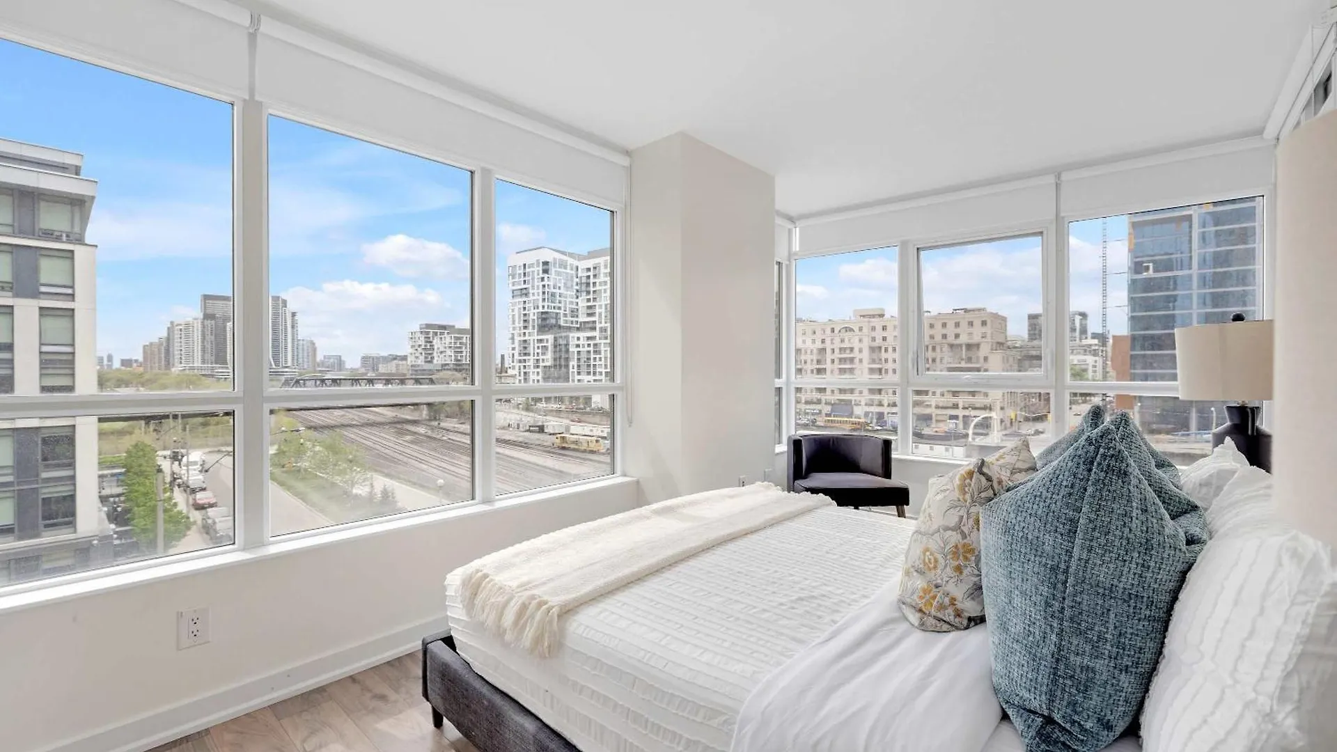 Downtown Oasis Top Location & Free Parking Apartment Toronto