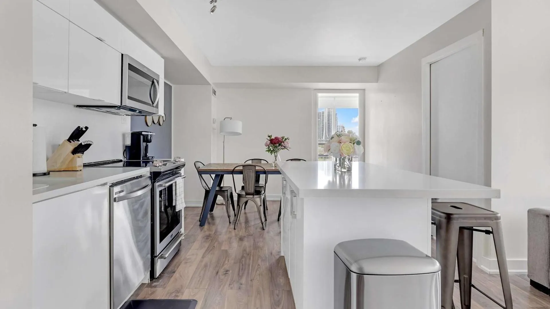 Downtown Oasis Top Location & Free Parking Apartment Toronto