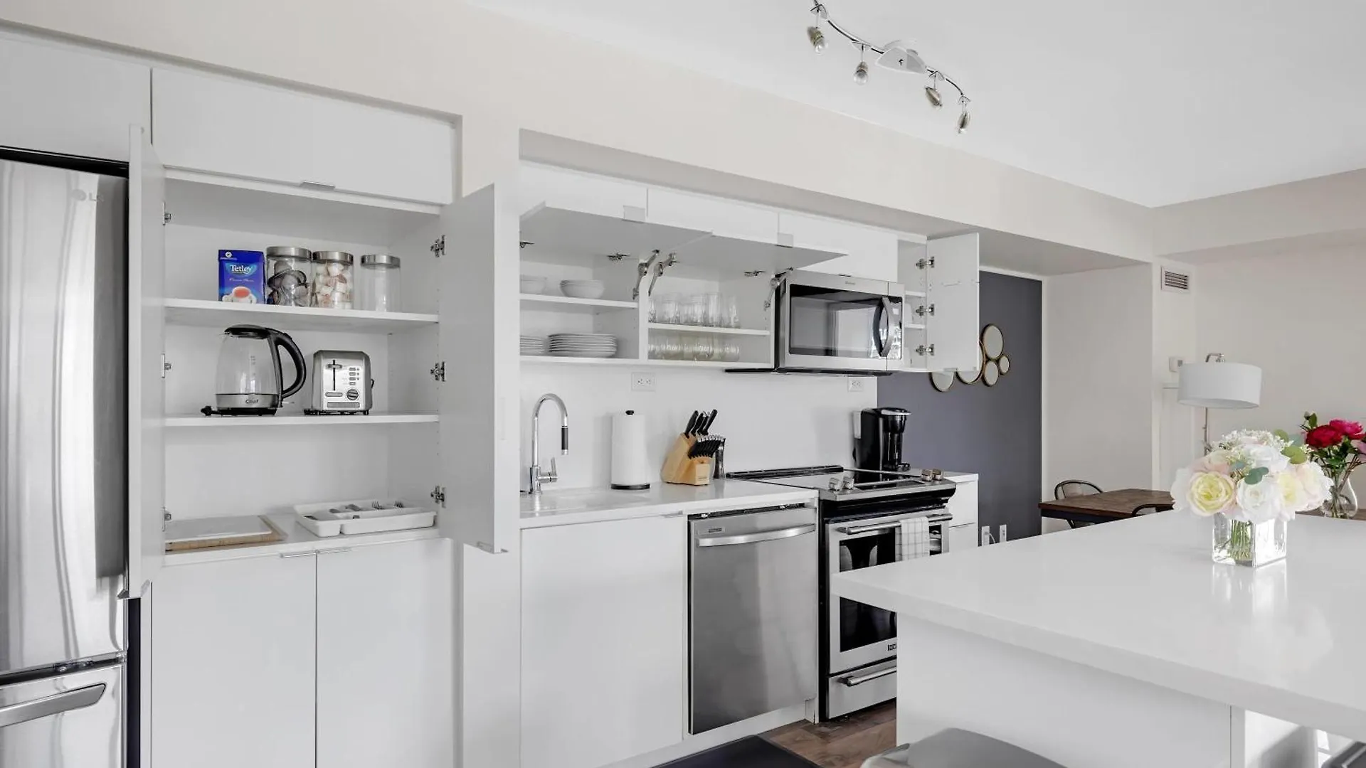 Downtown Oasis Top Location & Free Parking Apartment Toronto