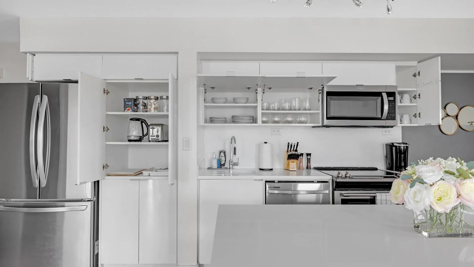 Downtown Oasis Top Location & Free Parking Apartment Toronto