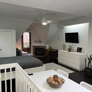  Apartment Bright, Private, Peaceful With Retail Conveniences Steps Away